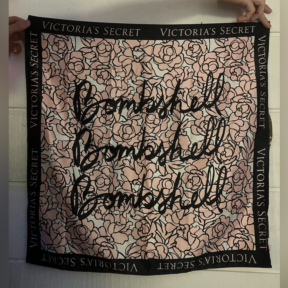 new with tags Victoria’s Secret Bombshell tapestry